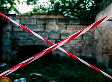 могут ли приставы опечатать квартиру: законные основания и защита прав собственника - фото - 1